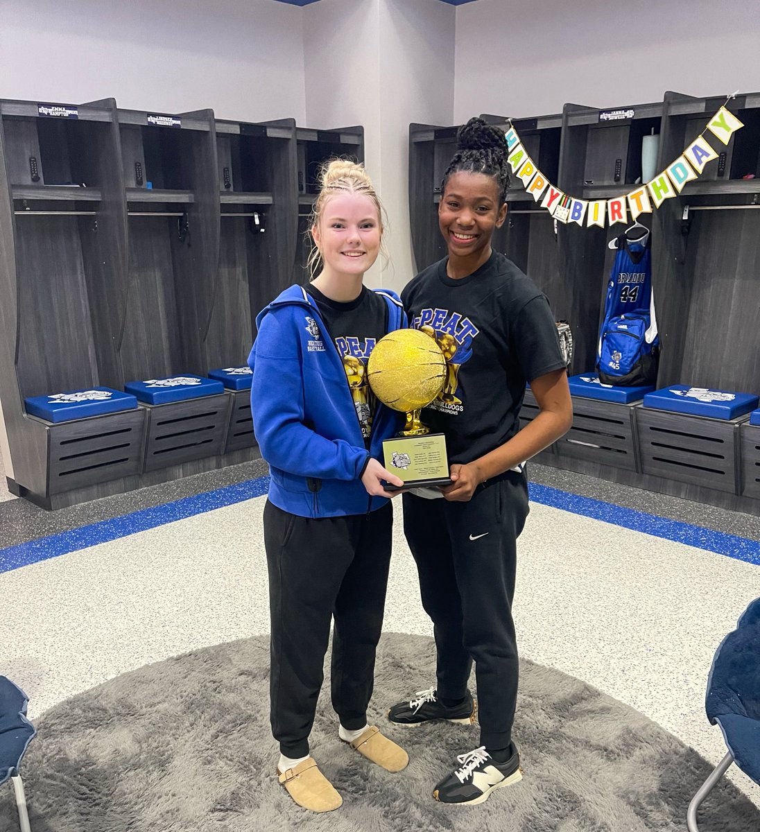 KaylynnQuinney's tweet photo. 3 time undefeated district champs!!
Onto playoffs.. 🐾
@BroaddusGBB #putitonrepeat #StrongerTogether https://t.co/k7D7lZ1w5y