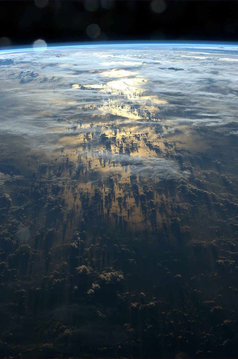 earthcurated's tweet photo. Earth's beautiful and fragile atmosphere viewed from the International Space Station. https://t.co/qZAySwDaGj