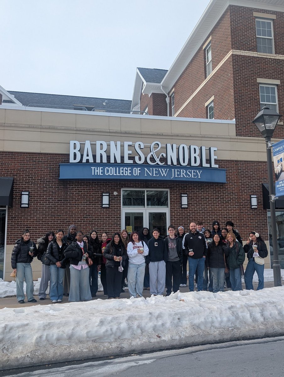MichaelDimasi's tweet photo. A brilliant day visiting the elite College of NJ with these scholar/student athletes from the BHS Girls' and Boys' Tennis Teams. Watching college, student athletes prepare/practice and then getting a tour of the charming campus. #TCNJalumni https://t.co/gZZ6FNqiLn