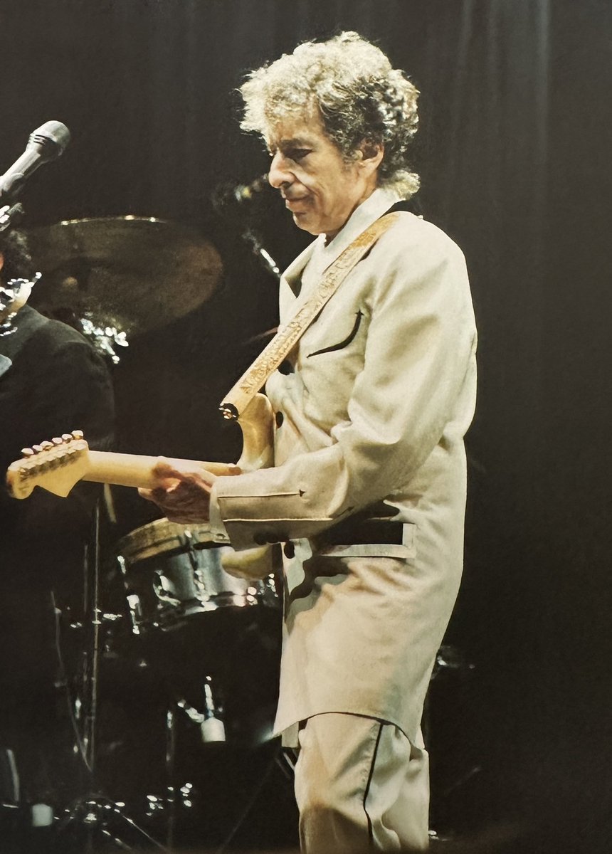 MostlyDylan tweet media