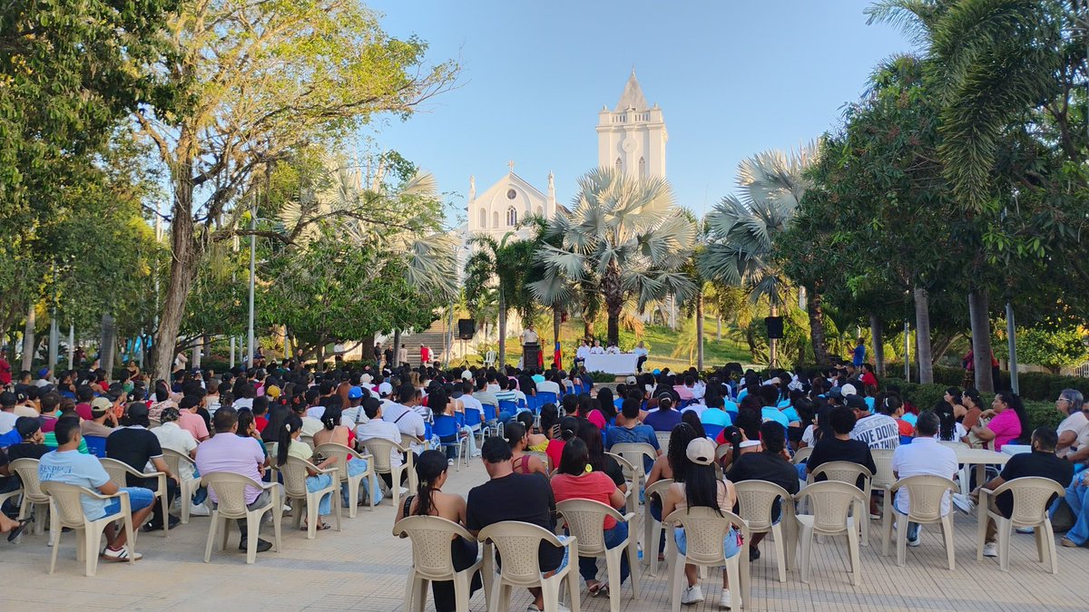 UniCaribe_'s tweet photo. #AEstaHora | 🕔 junto a la Alcaldía de San Juan Nepomuceno @alcaldiasjnbol, damos la bienvenida a los estudiantes beneficiarios del programa #EducaciónSuperiorEnTuTerritorio.

​El evento se realiza en el Parque Central del municipio y celebra el éxito de este programa del Gobierno Nacional, a través del @Mineducacion.

#SanJuanNepomucenoEsUnicaribe