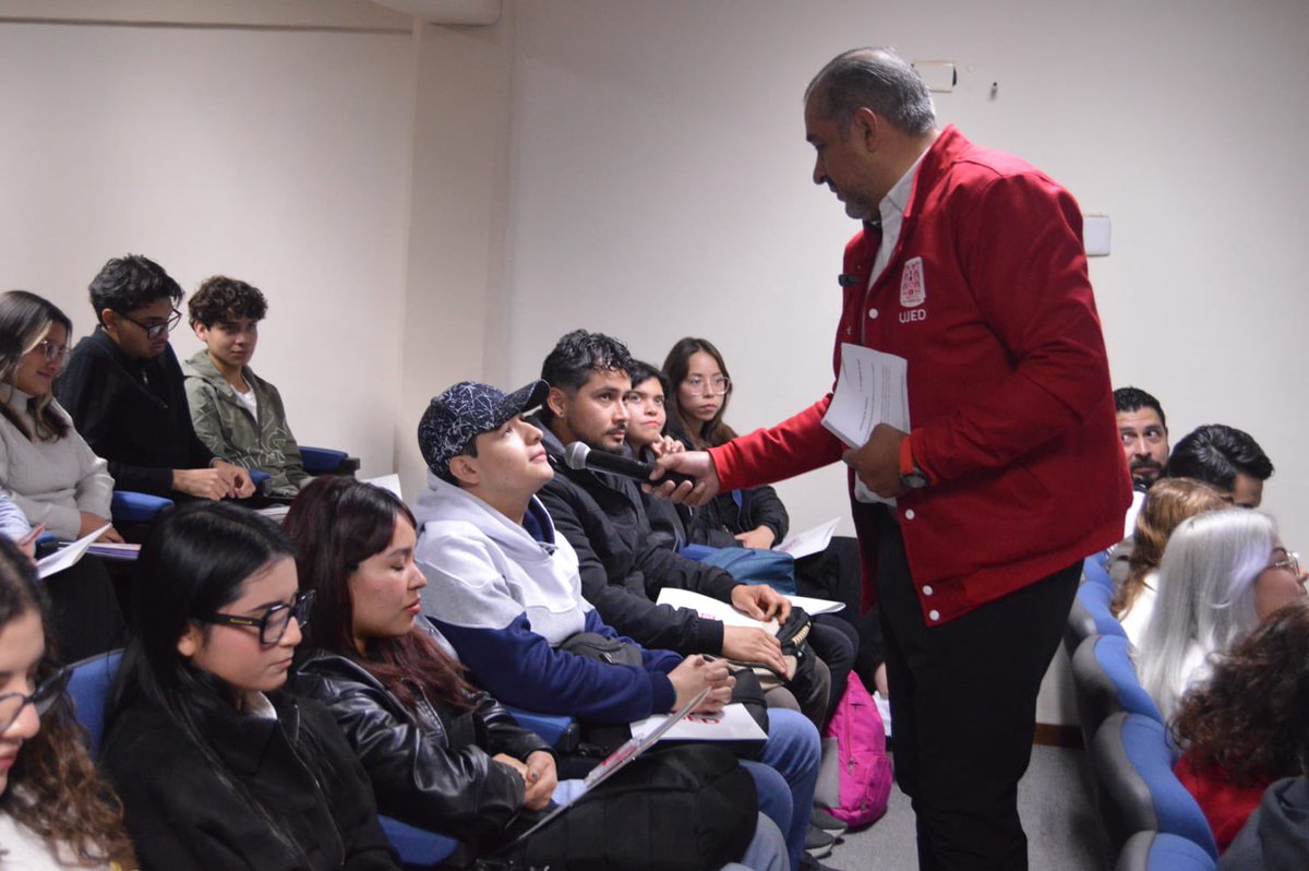 UJED_Oficial's tweet photo. #UJEDInforma El rector #UJED, M.S.P. Ramón García, dio la bienvenida a la nueva generación de la #FLUJED y destacó que elegir la docencia implica asumir la responsabilidad de transformar vidas. https://t.co/5TyC4kOSZ3