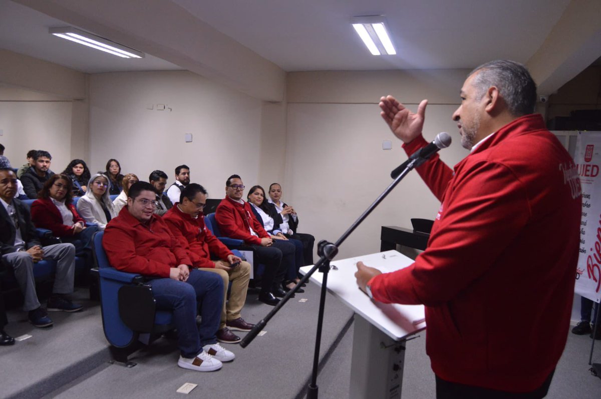 UJED_Oficial's tweet photo. #UJEDInforma El rector #UJED, M.S.P. Ramón García, dio la bienvenida a la nueva generación de la #FLUJED y destacó que elegir la docencia implica asumir la responsabilidad de transformar vidas. https://t.co/5TyC4kOSZ3