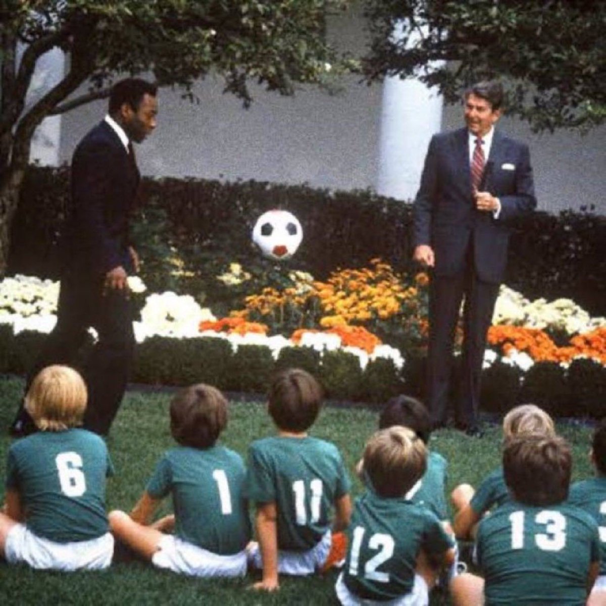 🗣️“Muito prazer, sou o presidente dos Estados Unidos. Você não precisa se apresentar, porque Pelé todo mundo sabe quem é.”

- Ronald Reagan, presidente dos Estados Unidos, ao receber Pelé na Casa Branca.