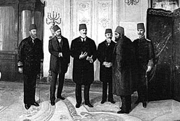 Ey bu vatanın öz evladı!

Bu fotoğraf, İslam’ın halifesi, Türk devletinin hakanı Abdülhamid Han’ın tahttan indirildiği gün çekilmiş.

Padişahı hal etmek için gelen 5 kişilik heyetin; biri Ermeni, biri Yahudi, biri Gürcü, diğeri de Arnavut.

Elini ceketinin içine saklayan itin