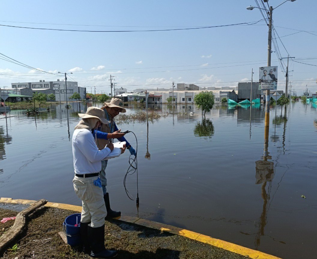 #CVSEnLosTerritorios 🌊 La CVS desplegó su equipo técnico en los barrios La Rivera, Panamá Vallejo y Rancho Grande para realizar un monitoreo tras las recientes inundaciones en Montería, evaluando integralmente la calidad del agua y los impactos en los ecosistemas locales.

🧵👇🏻
