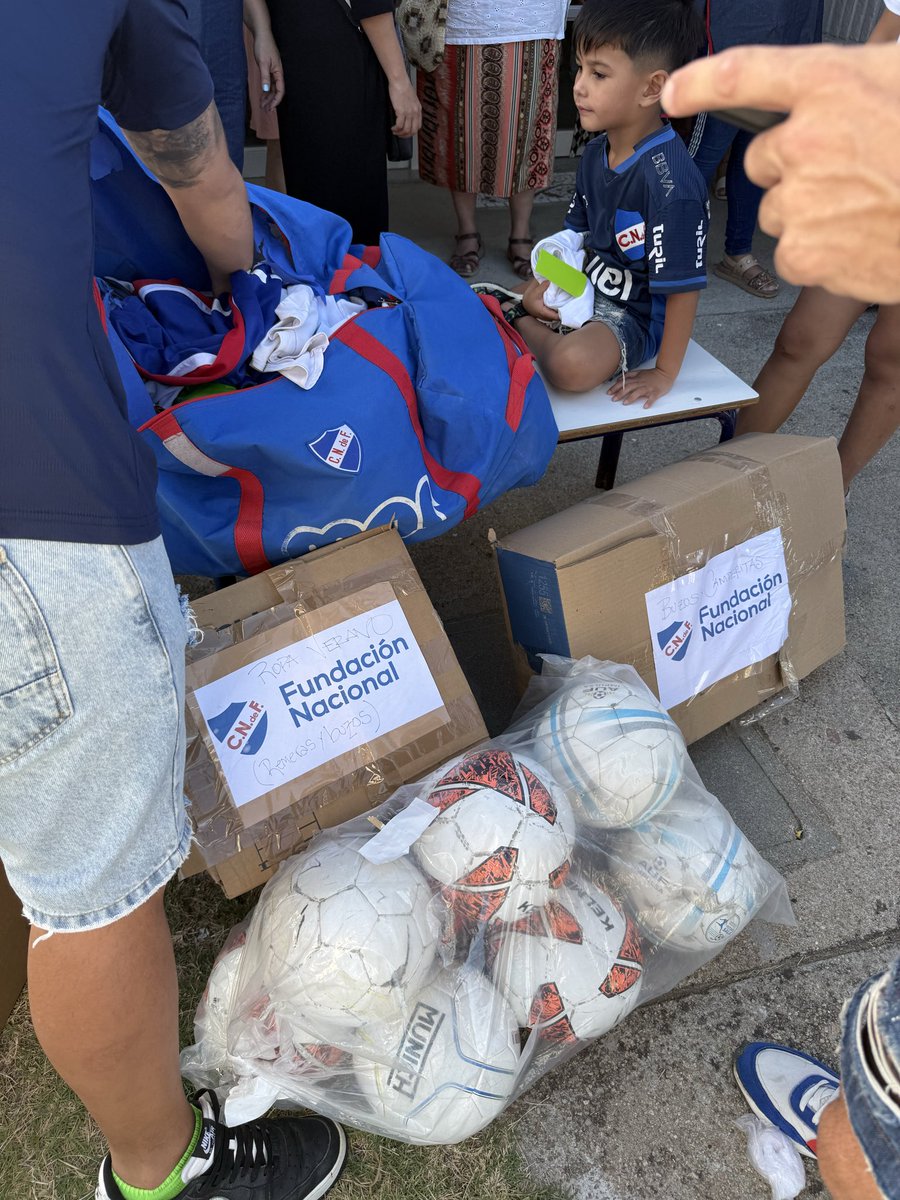 📍FLORIDA

Acciones que SUMAN 

En la previa de Boston, Nacional.

Ignacio Barrios (comisión del interior)
Cónsul Edgardo Rodríguez 
<a href="/FundacionCNdeF/">Fundación Nacional</a> y su equipo 
regalaron alegría 👏🏼👏🏼

El club cerca de su gente, en cada rincón.

#NacionalEsUruguay 💙🤍❤️

instagram.com/p/DUnk60IkYM7/…