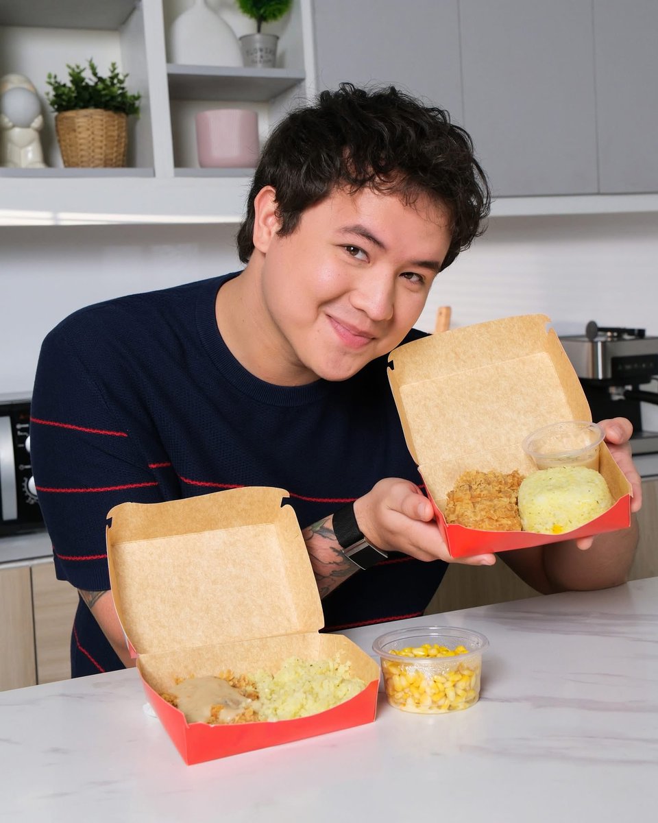karloslabajo__'s tweet photo. alam niyo kung anong mas masarap sa favorite kong KFC Zinger Steak?
edi dalawang Zinger Steak with large corn for Php295 😌🫰🏻

one for me, one para sa bebe q.
spicy, crispy, tunay na chicken talaga. solid!

order na via dine-in, takeout, kiosk, web/app, or hotline.
#KFCZingerSteakDuo