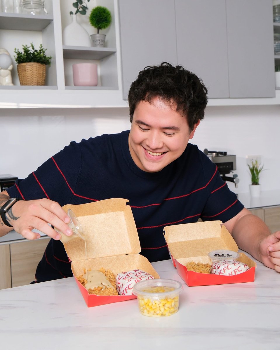 karloslabajo__'s tweet photo. alam niyo kung anong mas masarap sa favorite kong KFC Zinger Steak?
edi dalawang Zinger Steak with large corn for Php295 😌🫰🏻

one for me, one para sa bebe q.
spicy, crispy, tunay na chicken talaga. solid!

order na via dine-in, takeout, kiosk, web/app, or hotline.
#KFCZingerSteakDuo