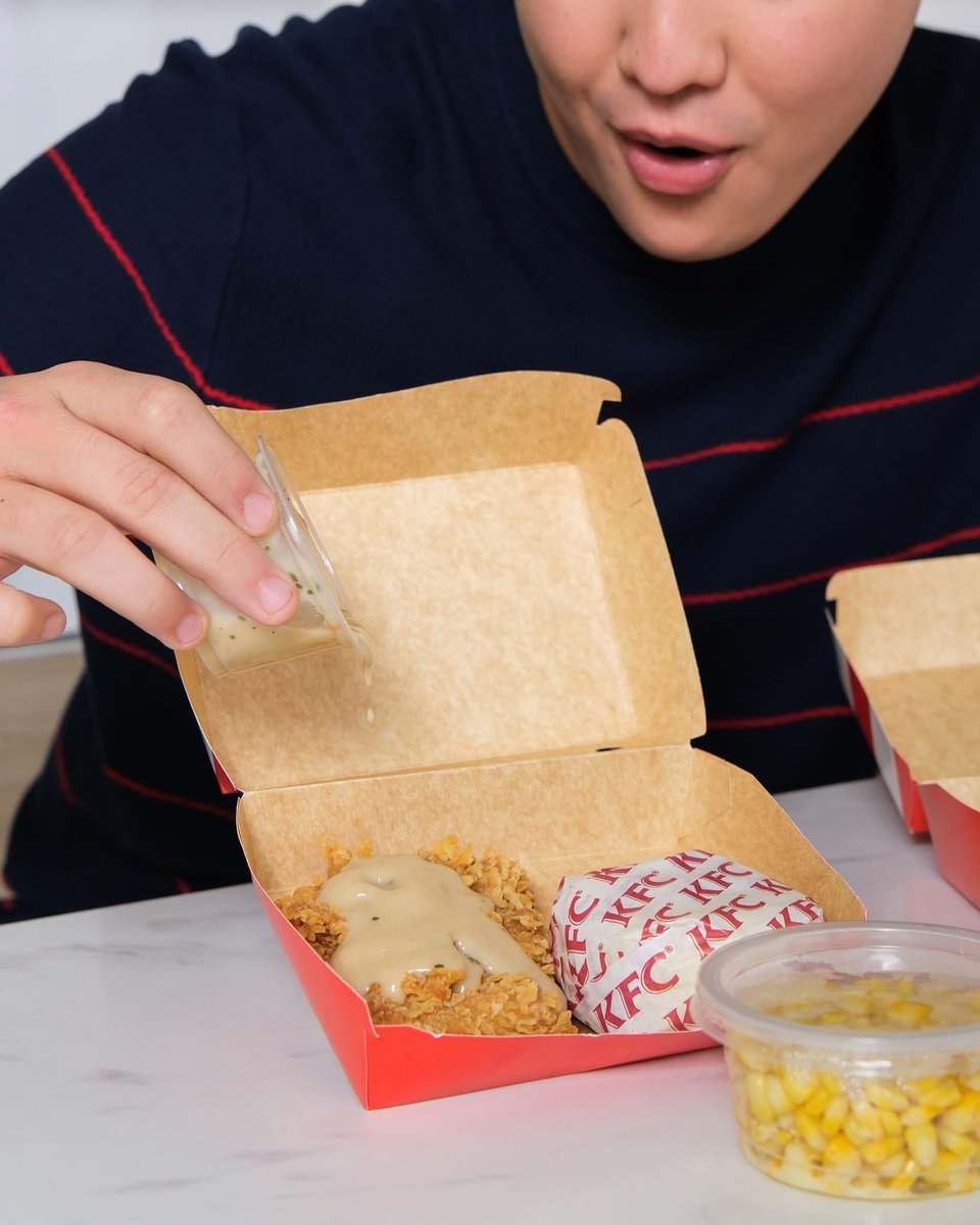 karloslabajo__'s tweet photo. alam niyo kung anong mas masarap sa favorite kong KFC Zinger Steak?
edi dalawang Zinger Steak with large corn for Php295 😌🫰🏻

one for me, one para sa bebe q.
spicy, crispy, tunay na chicken talaga. solid!

order na via dine-in, takeout, kiosk, web/app, or hotline.
#KFCZingerSteakDuo