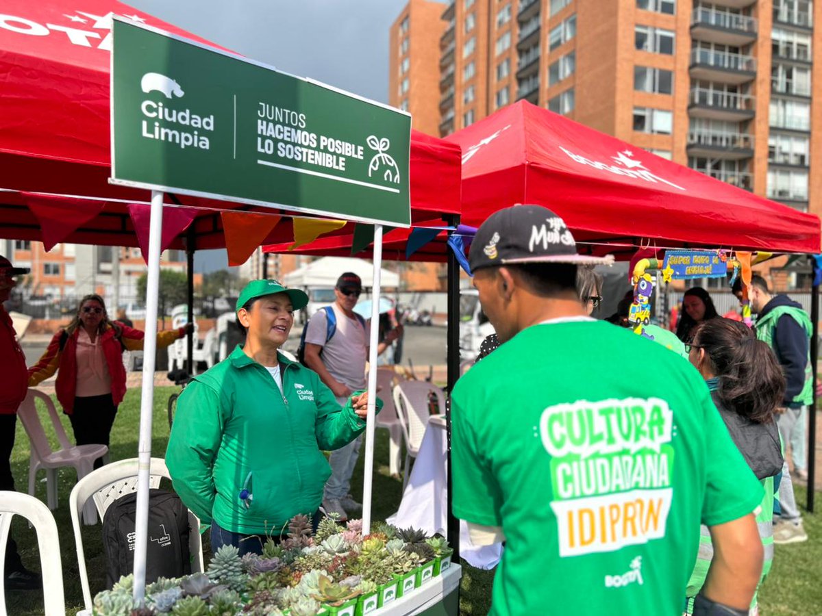 Fontibon_Bogota's tweet photo. ♻️ ¡Así vivimos el #EcoFest en Fontibón!

✅ Recolectamos 22 m³ de residuos voluminosos en nuestro Eco Punto.
🎶 Disfrutamos de presentaciones artísticas y toda la energía de la batucada.
🌱 Entregamos suculentas para quienes acompañaron.

¡Así Bogotá se ve mejor! https://t.co/rWFPP0ItON