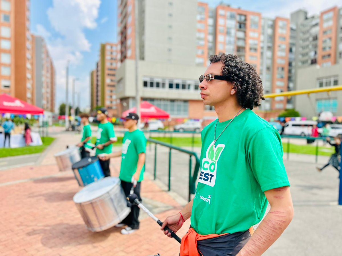 Fontibon_Bogota's tweet photo. ♻️ ¡Así vivimos el #EcoFest en Fontibón!

✅ Recolectamos 22 m³ de residuos voluminosos en nuestro Eco Punto.
🎶 Disfrutamos de presentaciones artísticas y toda la energía de la batucada.
🌱 Entregamos suculentas para quienes acompañaron.

¡Así Bogotá se ve mejor! https://t.co/rWFPP0ItON