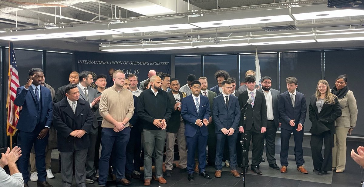 IUOELocal30's tweet photo. A warm welcome to the new IUOE Local 30 members initiated at tonight’s New York District Meeting 🙌 #AlwaysOnWatch #1u https://t.co/NEWLb9ybCA
