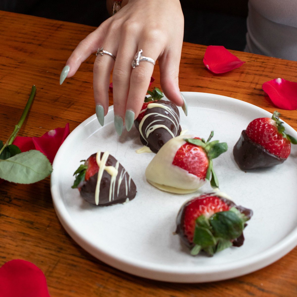 💘 Valentine’s Day at Fox on John 💘

$55 per person 3-course prix fixe + complimentary glass of bubbles.

Fri–Sun, open to close.

Book now: foxonjohn.ca/group-reservat…
106 John St, Toronto

#ValentinesDay #TorontoEats #DateNight