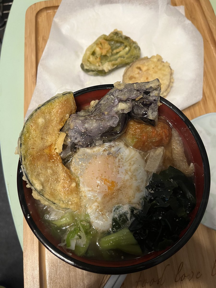 今日の朝ごはんは温かいお蕎麦食べるよ！

月見と野菜天！