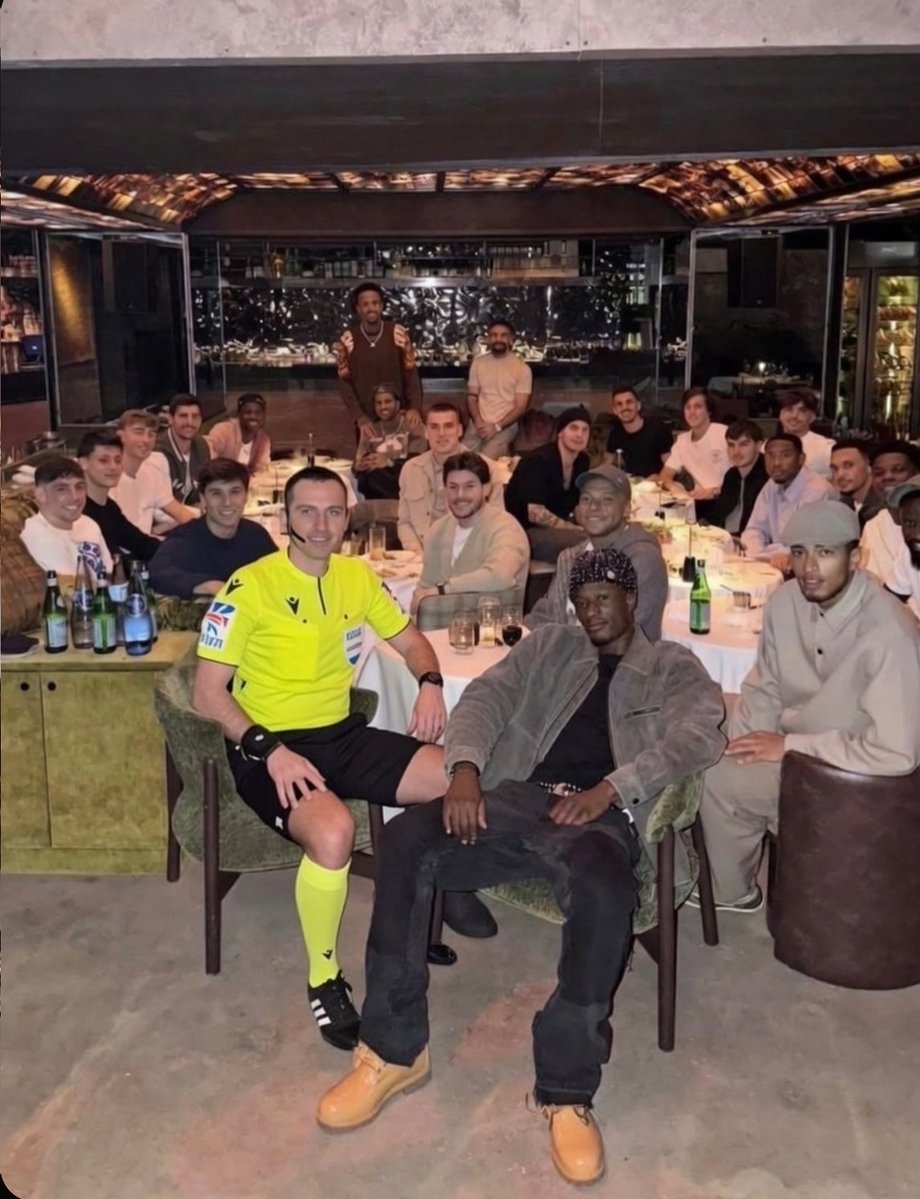 Pues a mí me parece genial que los equipos hagan cenas de conjura para estar más unidos.