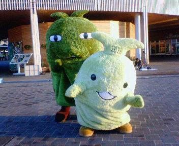 Grawney1's tweet photo. Morizo &amp; Kiccoro, World Expo 2005, Aichi, Japan.

Encontre a estos dos mientras hacia el video del viernes.

#Japan #cute https://t.co/nexQbLnk9l