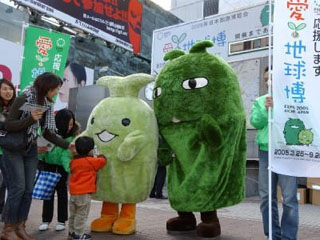 Grawney1's tweet photo. Morizo &amp; Kiccoro, World Expo 2005, Aichi, Japan.

Encontre a estos dos mientras hacia el video del viernes.

#Japan #cute https://t.co/nexQbLnk9l