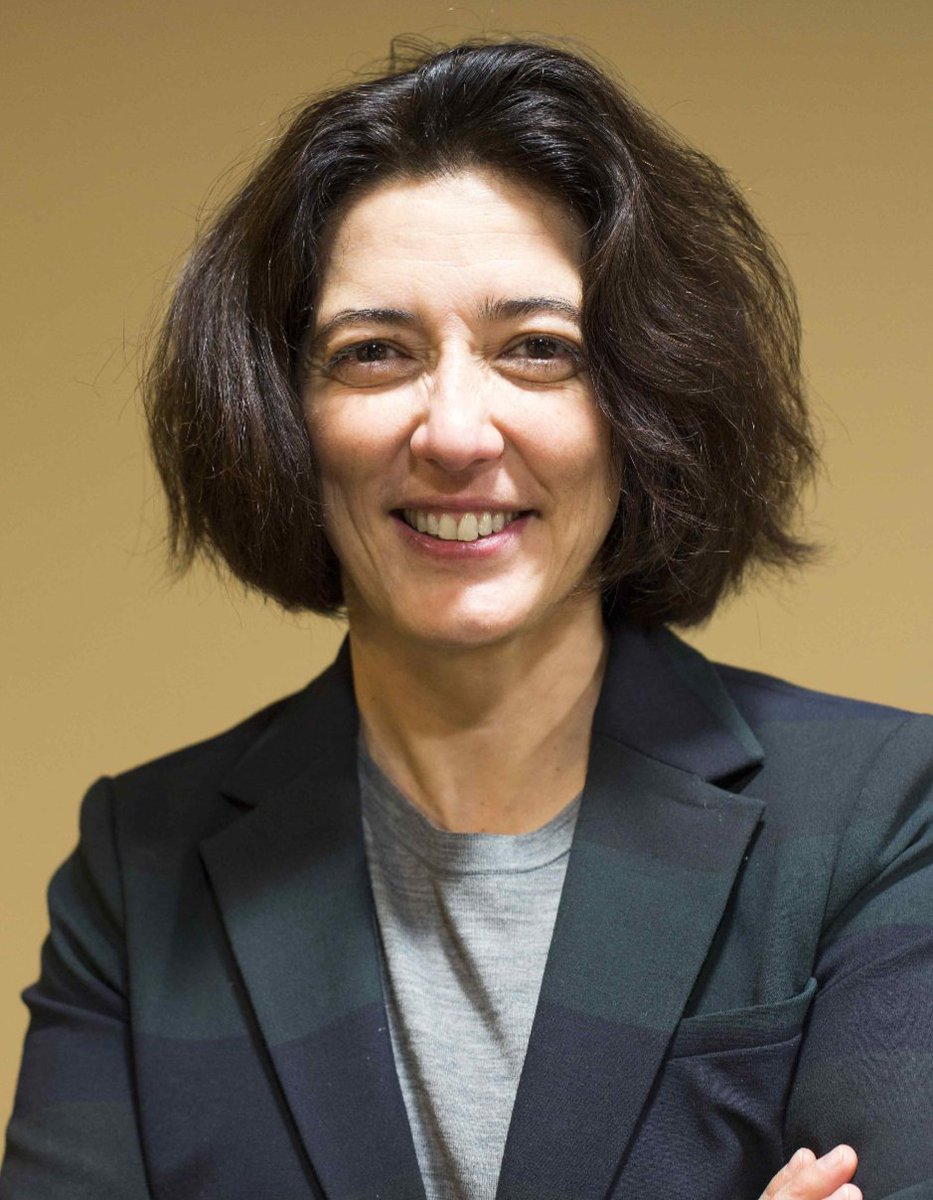 Esta imbécil se llama Rosa Belmonte, dice que es periodista y además va de graciosilla, insulta y humilla a mujeres luchadoras contra el fascismo que además lo están sufriendo en las propias carnes. Es una maleducada una sinvergüenza y una fascista cobarde. Sucia das asco.