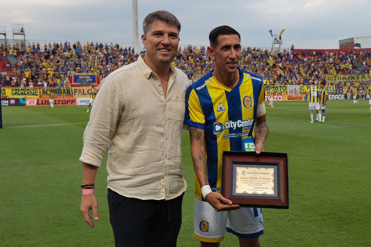 🎥 El homenaje de <a href="/clubaunion/">Club Atlético Unión</a> y <a href="/ClubSpBelgrano/">Sportivo Belgrano</a> a Ángel Di Maria

✍️ Los presidentes de ambos equipos le regalaron un cuadro y una plaqueta al campeón del mundo y capitán de <a href="/RosarioCentral/">Rosario Central</a>

#CopaArgentinaAXIONenergy 🏆🇦🇷
