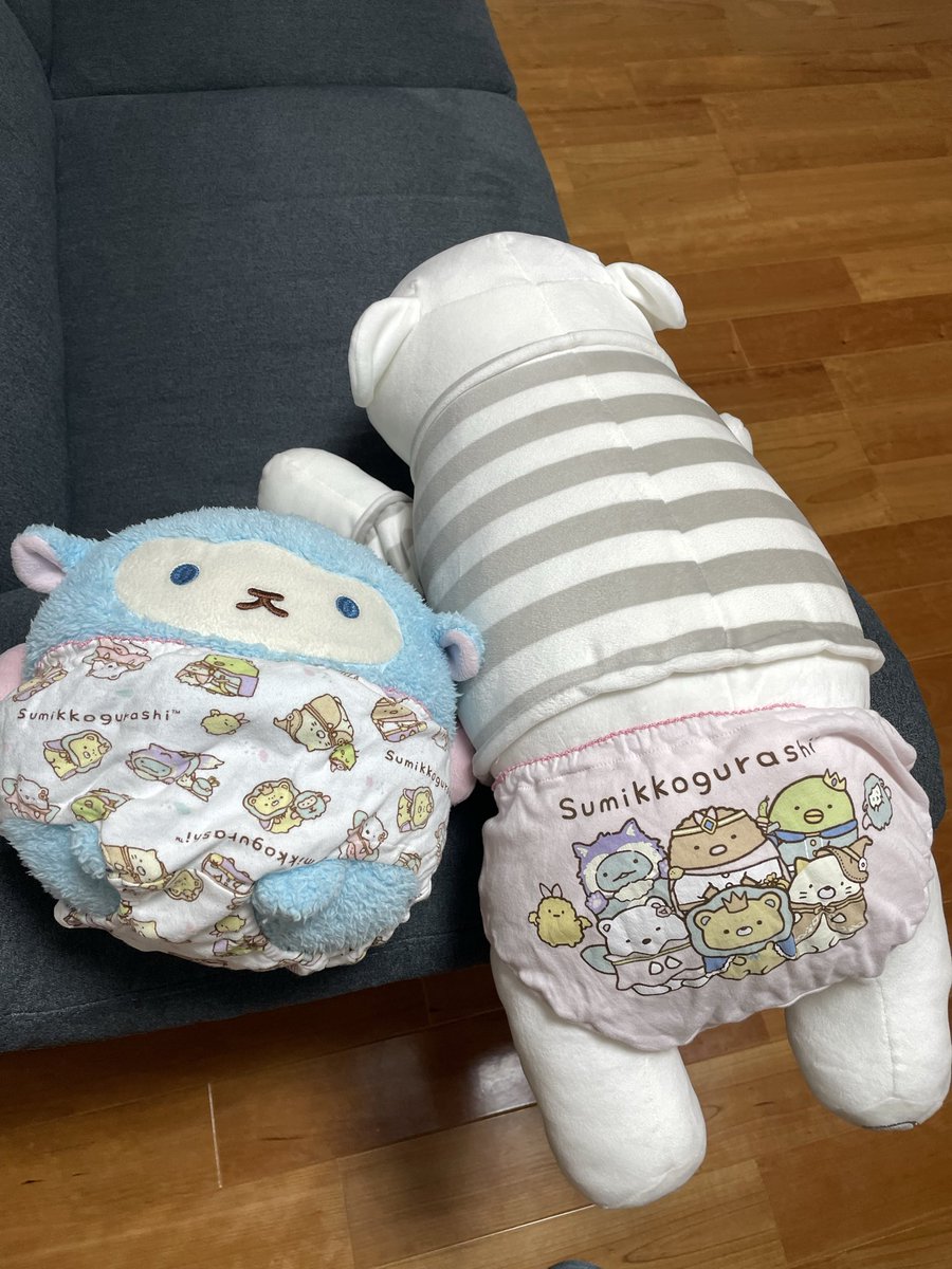 ci_vitafiore's tweet photo. 西松屋で息子にねだられて買ったすみっコぐらしのパンツ🩲
ニトリのクマがお尻丸出しで寒そうだと言うので履かせてみたらピッタリだった https://t.co/w2titJKasB