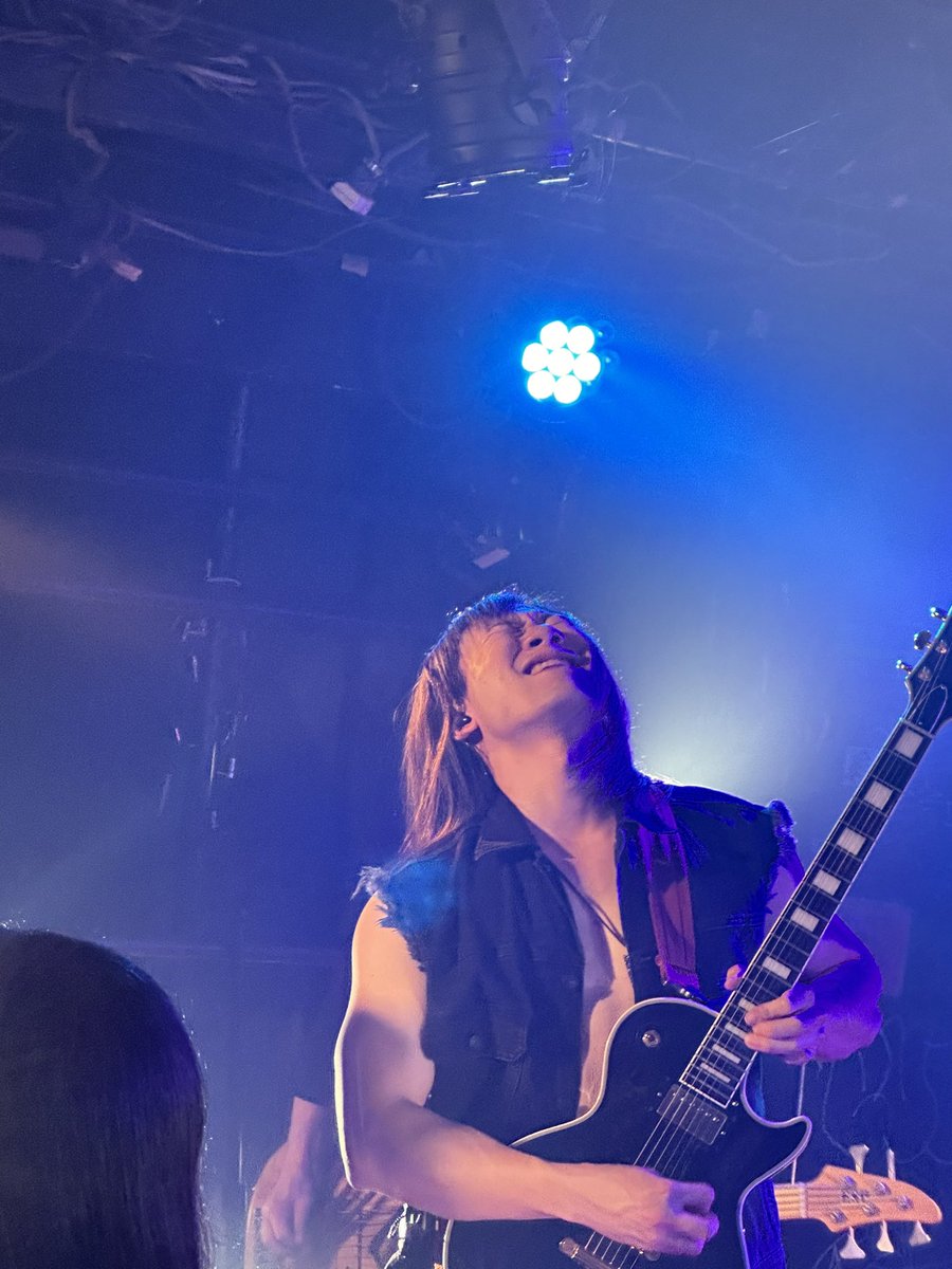 MuvTbDl51nxzoHi's tweet photo. #FROSTVOID
#GtターTahaの４枚
#PredatorsInShadowVol2
#新宿Antiknock
(2026.2.11) 相変わらずムキムキ💪マンでした。そこから野太い力強い音が出るのですネ！ https://t.co/Uye9OhBzn0