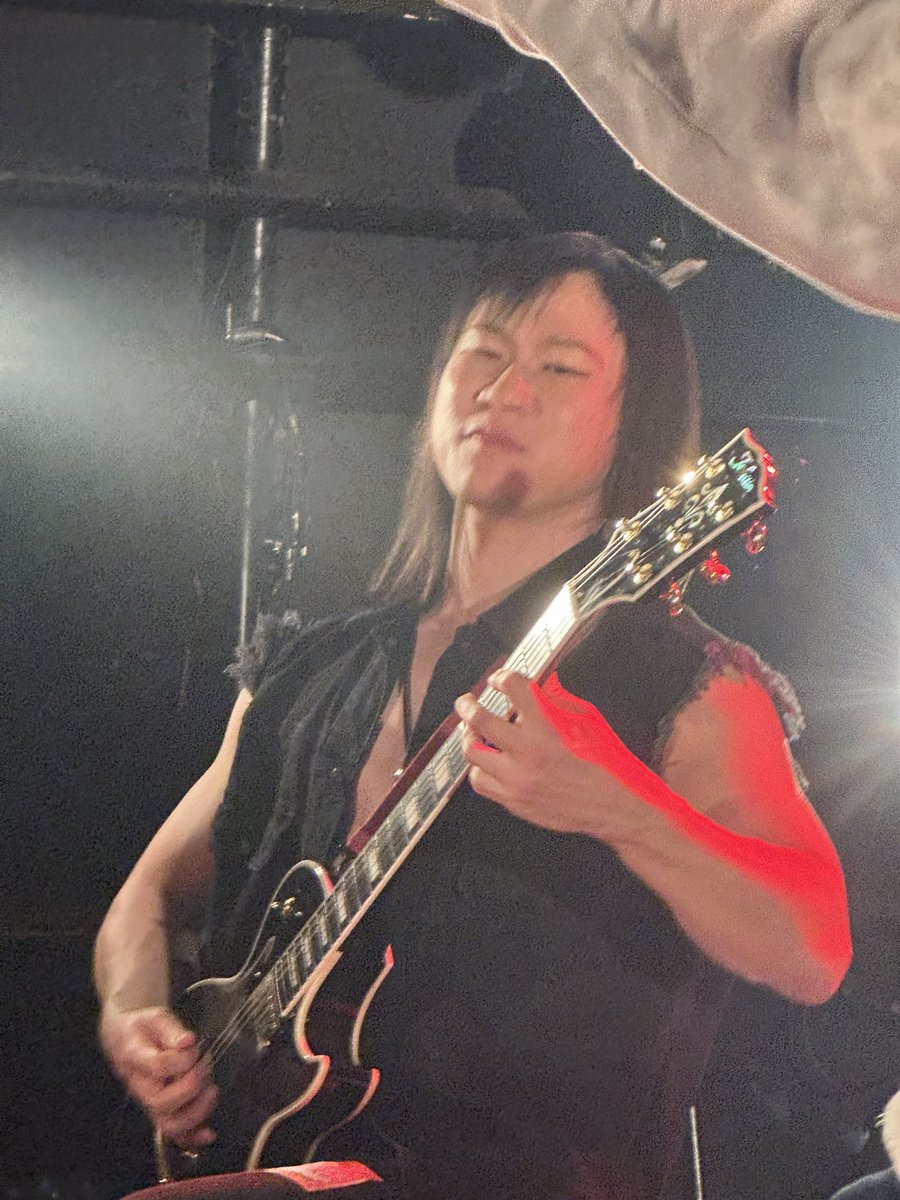 MuvTbDl51nxzoHi's tweet photo. #FROSTVOID
#GtターTahaの４枚
#PredatorsInShadowVol2
#新宿Antiknock
(2026.2.11) 相変わらずムキムキ💪マンでした。そこから野太い力強い音が出るのですネ！ https://t.co/Uye9OhBzn0