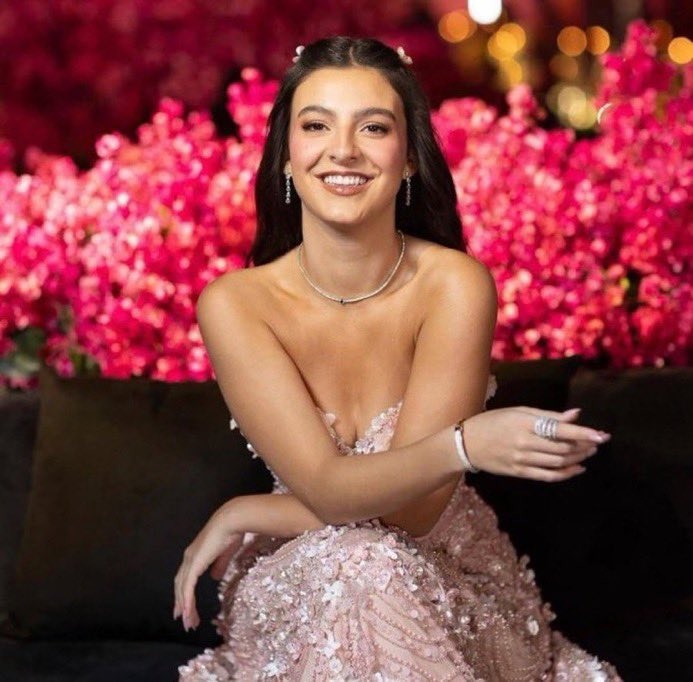 é por essa gente aqui que a selena toma apavoro pq nao é possível que a pessoa fala que a ariana nao compõe como se com a selena fosse diferente