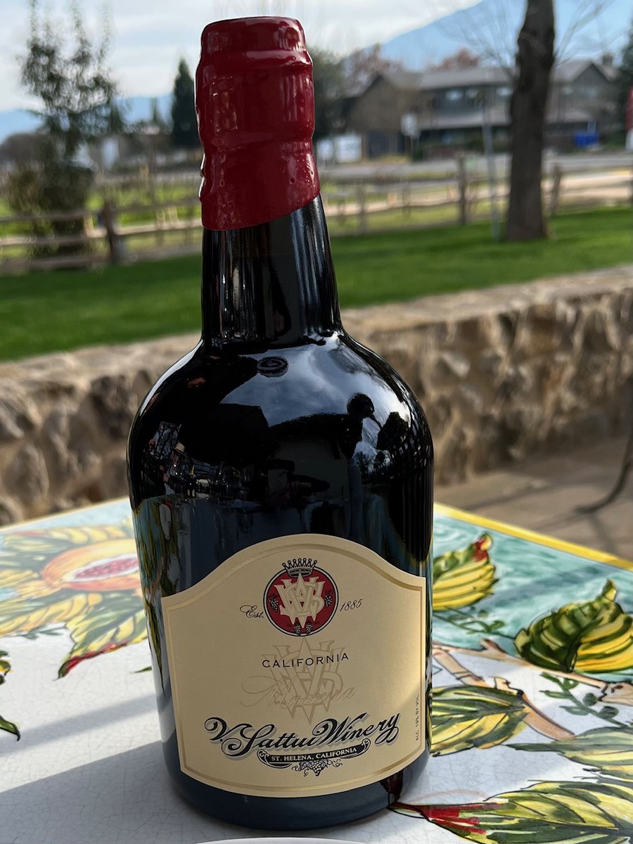 wolfschneider1's tweet photo. Napa Valley is buzzing about how #EmilyinParis creator Darren Star appeared at the February meeting of @NapaVintners to talk about filming #Uncorked, his upcoming @netflix series set in the gorgeous Napa Valley. He's sure to get the vibe at wineries like @vsattui @VSattuiWineGuy. https://t.co/W4X00560jT