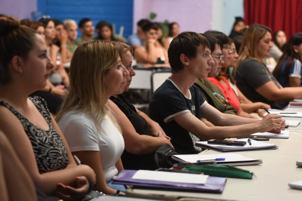 Chubutparatodos's tweet photo. Provincia habilitó preinscripción para tecnicaturas de Educación Superior destinadas a #Tecka
#Chubut #EducaciónSuperior
https://t.co/5uBmyiDxzV @gobiernochubut https://t.co/iiVDL6BlRr