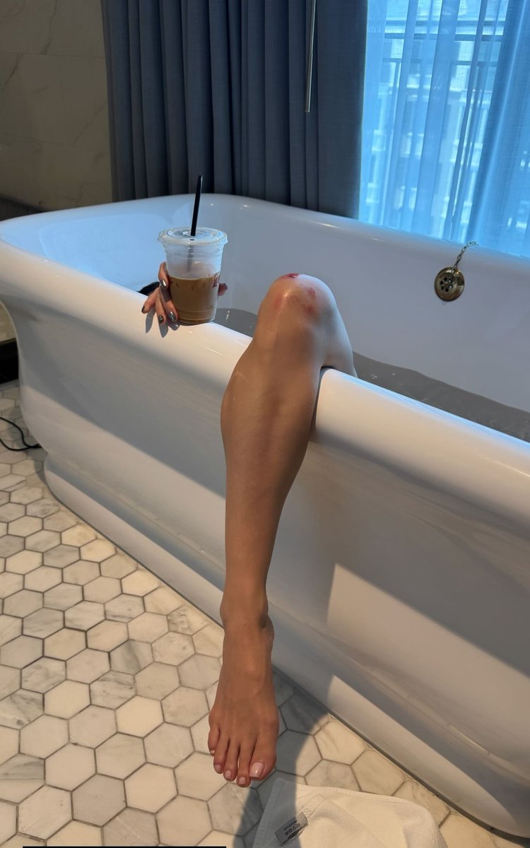 storynewsoo7's tweet photo. #feetmania #beauty #bathouse https://t.co/emPgzPAJNr