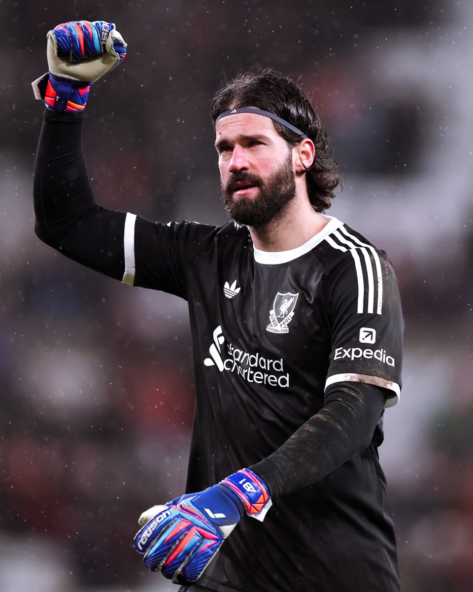 LFC's tweet image. A clean sheet on his 250th Premier League appearance 🧤