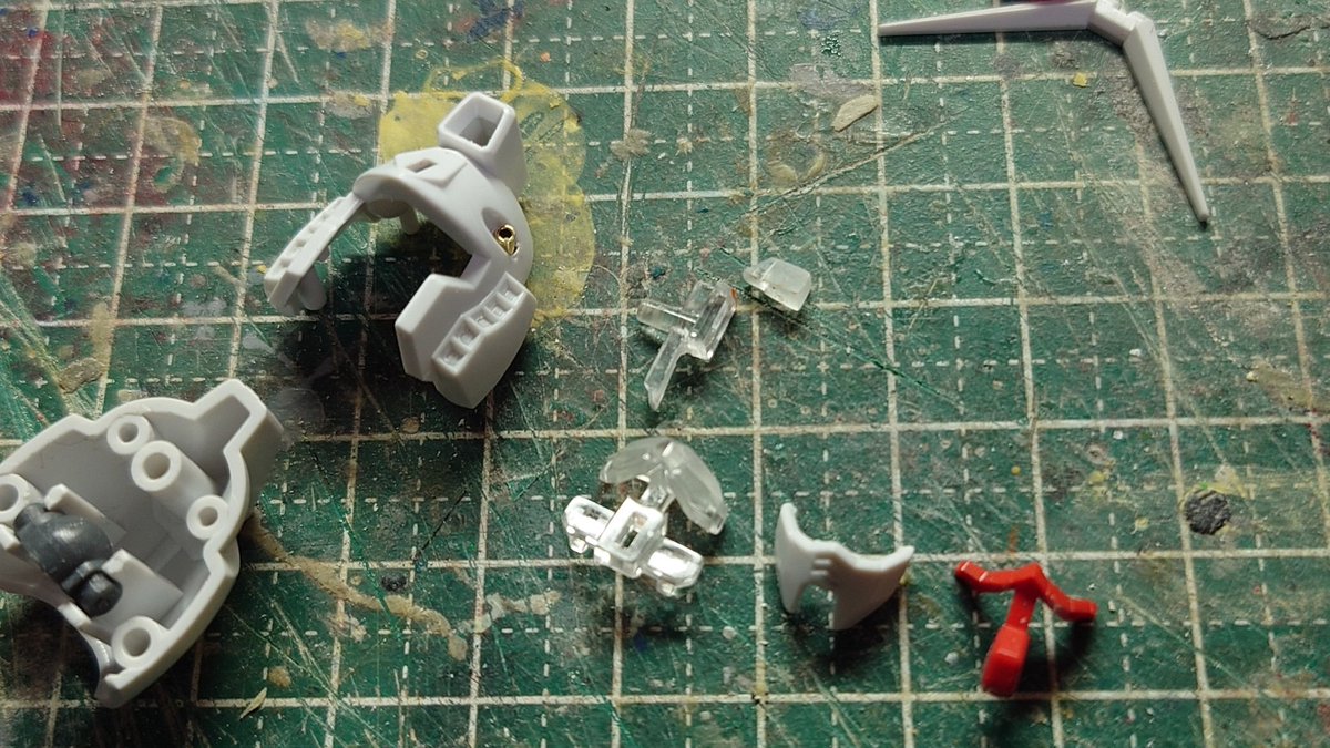 昨日は祝日だけど仕事😭
何とかMGパーフェクトガンダムの顔を後ハメ加工とバルカンの砲身を金属パーツに変更。