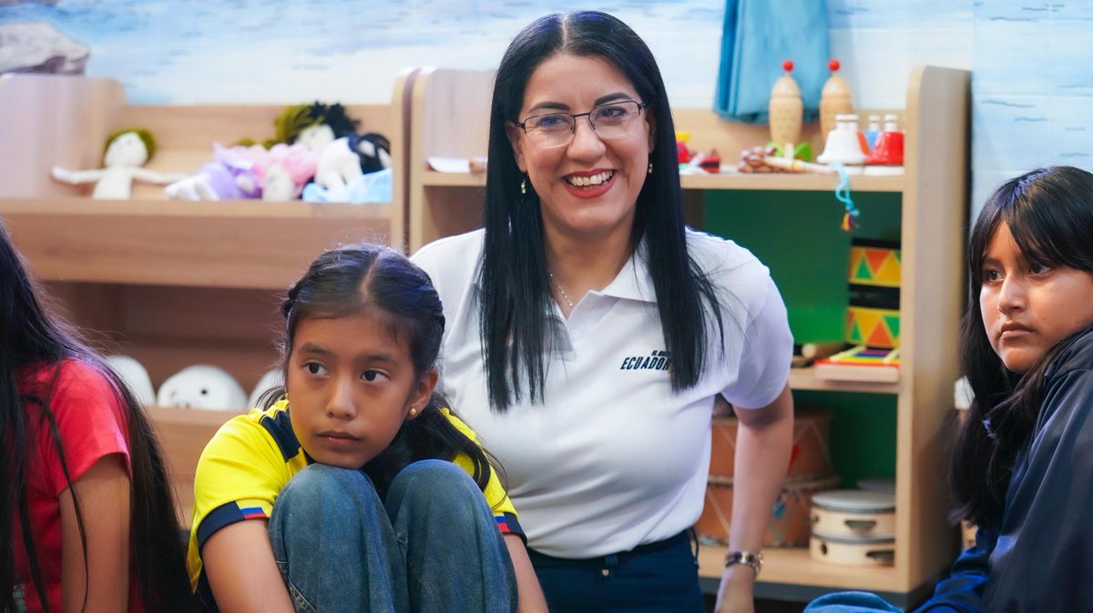 🐢[SAN CRISTÓBAL] ¡Estamos presentes en territorio! La ministra <a href="/GildaAlcivarOk/">Gilda Alcívar</a> recorrió la Ludobiblioteca del Núcleo Galápagos de la Casa de la Cultura Ecuatoriana Benjamín Carrión, espacio creado gracias a una alianza público-privada. 🙌
 
📚Este rincón innovador, enmarcado en