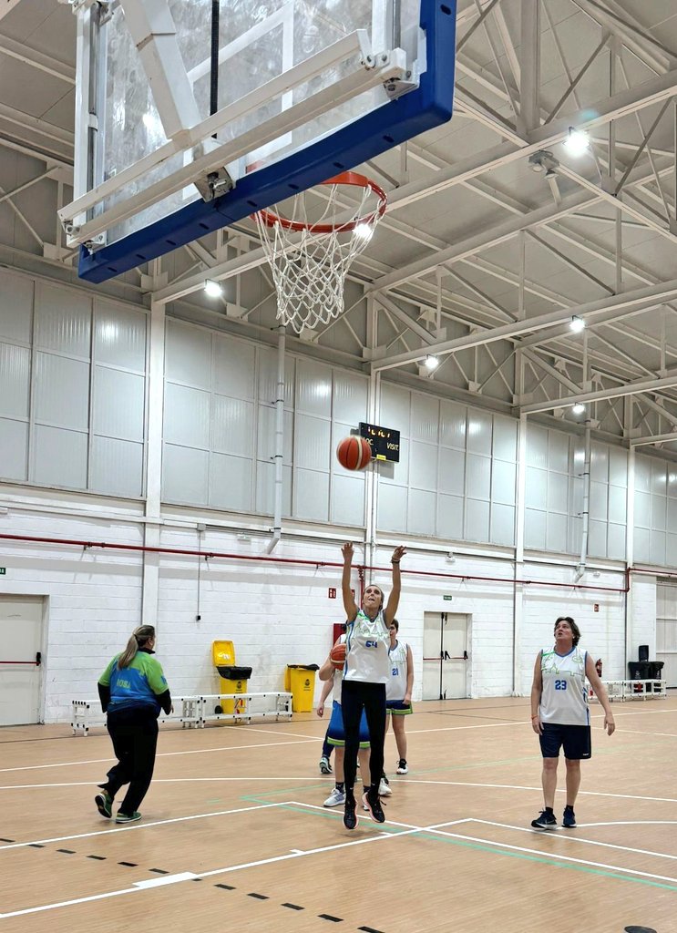 Hoy, en nuestro entrenamiento de baloncesto, nos solidarizarnos con la #AECC #Cádiz
¡Llevar este brazalete verde es un gesto de unión y de esperanza!
#ElSimboloQueHumaniza
#BrazaletesDeLaEsperanza