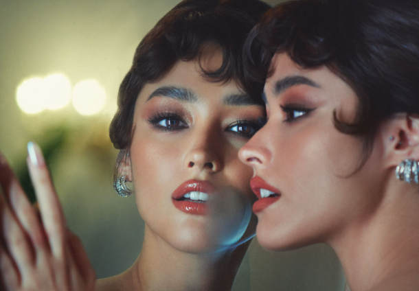 Sobrang ganda, even the reflection agrees. 
#LizaSoberano