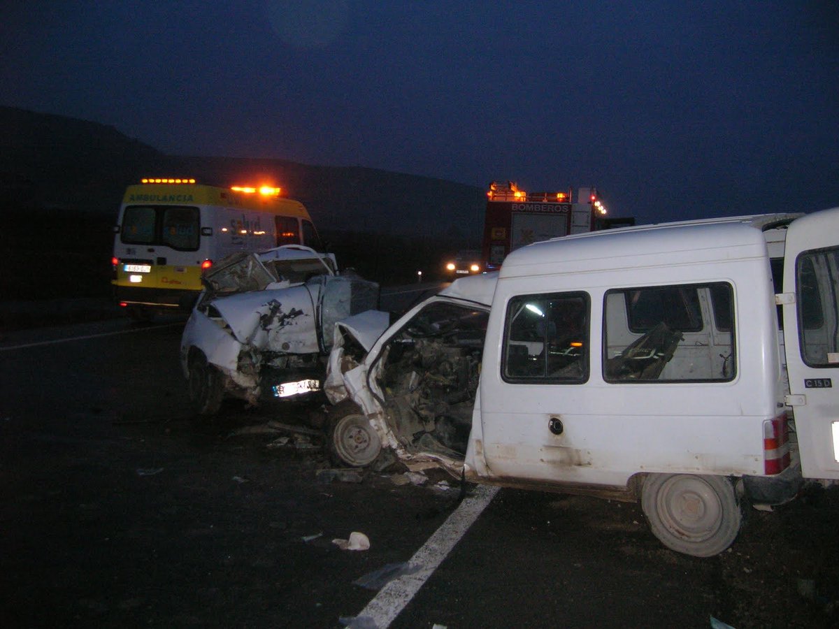 acabo de estampar la c15 contra un avellano por ir borracho como una cuba y no me arrepiento de nada