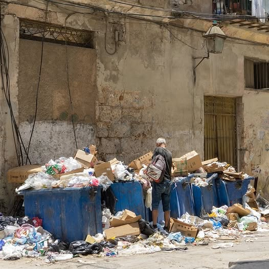 CubaOrtografia's tweet photo. DIGNIDAD, RESISTENCIA Y REVOLUCIÓN

Desde 1959, en el mismo enero, con las empresas cubanas y extranjeras todavía sin confiscar, ya el régimen te estaba martillando en tu cerebro desenfrenado por los barbudos malolientes del Ejército Rebelde los conceptos de «dignidad, resistencia y revolución».

El castrismo, en lugar de resarcir a los dueños legítimos de esas fábricas y propiedades, optó por robárselas sin que mediara una compensación. Amagó con hacerlo ante las cámaras, ante la opinión pública. Nunca cumplió su palabra. Le dijo al populacho enardecido que todo formaba parte del concepto de «dignidad, resistencia y revolución».

El gobierno de los Estados Unidos, en todo su derecho, dijo que no iba a comprar más azúcar. Castro se puso terco. Kennedy también. Comenzó un embargo. Pero la URSS llegó a instalar misiles en territorio cubano y el mundo estuvo al borde de un ataque nuclear. Entonces sí hubo un bloqueo naval. Castro y el Che Guevara habían decidido atacar primero, pensando en destruir grandes urbes como Nueva York, como parte del concepto de «dignidad, resistencia y revolución».

Te adueñaste de las fábricas.
Confiscaste las tierras.
No te bastó una sola reforma agraria. Hiciste dos. Redujiste aún más los terrenos en manos de los campesinos.
Asesinaste, encarcelaste, desterraste.
A inicios de 1960, adoctrinaste mentes débiles. Nunca alfabetizaste. Ya eso lo había hecho la República en su mayoría.
En 1968, prohibiste la propiedad privada.
En 1970, fracasaste en la Zafra de los Diez Millones.
En 1976, estableciste un permiso de salida del país.
Ya para ese entonces había ocurrido el éxodo de Camarioca. Ya habían pasado los Vuelos de la Libertad. Ya había tenido lugar la Operación Pedro Pan.

Ya habían caído los héroes del Escambray, pues todos no eran bandidos. Y gracias a la cobardía de Kennedy, sobreviviste Bahía de Cochinos posando bajándote de un tanque sin siquiera tener casco protector.

Todo eso fue en nombre del concepto de «dignidad, resistencia y revolución».

Durante toda la década del 80, chupando de la URSS, yo recuerdo desayunar «dignidad, resistencia y revolución». Mira que yo hice colas larguísimas para comprar «dignidad, resistencia y revolución». Había unos Mercados Libres Campesinos que te parecieron ilegales y se estaban enriqueciendo mucho y los cerraste. Pusiste unos tristes puestos de vianda que siempre tenían a disposición del pueblo «dignidad, resistencia y revolución».

Me mandaste 45 días para una escuela en el campo a recoger hojas de tabaco para que formara parte de tu «dignidad, resistencia y revolución». Vi abusos, embarazos, sexo con menores de edad, ilegalidades, en nombre de algo que se llamaba «dignidad, resistencia y revolución».

La URSS se cayó porque sus ciudadanos se cansaron de tanta «dignidad, resistencia y revolución», pero tú seguías fustigándonos con eso, incluso cuando a inicios de 1980 más de 125 mil cubanos decidieron irse del país porque ya habían consumido en exceso su dosis de «dignidad, resistencia y revolución».

¿Cómo se le explicaba a los niños que ya la leche no venía más después de los siete años y tocaba desayunar con «dignidad, resistencia y revolución»?

Yo comí eso, muchas veces, casi atragantado sin poder bajar tanta bazofia de «dignidad, resistencia y revolución». 

En 1994, más de 50 mil cubanos perdieron la vista por falta de nutrientes y alimentos, pero a ti te dio por decir que esa era una batalla de «dignidad, resistencia y revolución». 

Me tuviste 44 años a base de «dignidad, resistencia y revolución». Y yo quería verte a ti comiendo lo mismo. No pude. Nunca te vi. Quería que compartiéramos el mismo plato. Yo me cansé. Me liberé. Escapé. Pero mucha gente quedó atrás, con hambre, presa, esperando la próxima ración de «dignidad, resistencia y revolución».