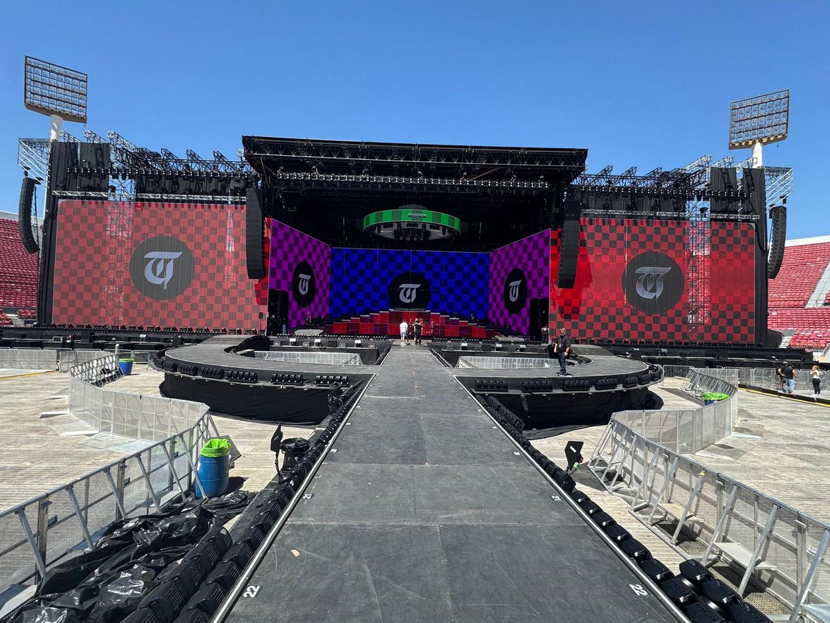 abletini's tweet photo. hola @grok 
alguna vez en la historia un artista latino con menos de 30 años de edad pudo transportar su propio escenario comprado y llevar su gira por estadios de tour y a todo el equipo de producción y ejecución a todas partes del mundo? ademas de tini stoessel, quienes? https://t.co/J37PMLbs0s