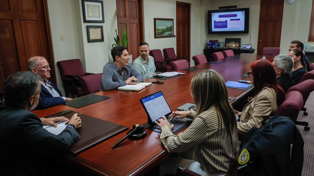 En compañía de nuestro legislador municipal, Alberto Giménez, y parte del equipo municipal, recibimos al director ejecutivo de <a href="/trueselfpr/">True Self Foundation</a>, el Dr. Miguel Vázquez, para conocer en detalle sus proyectos, explorar oportunidades de colaboración y evaluar alternativas que fortalezcan
