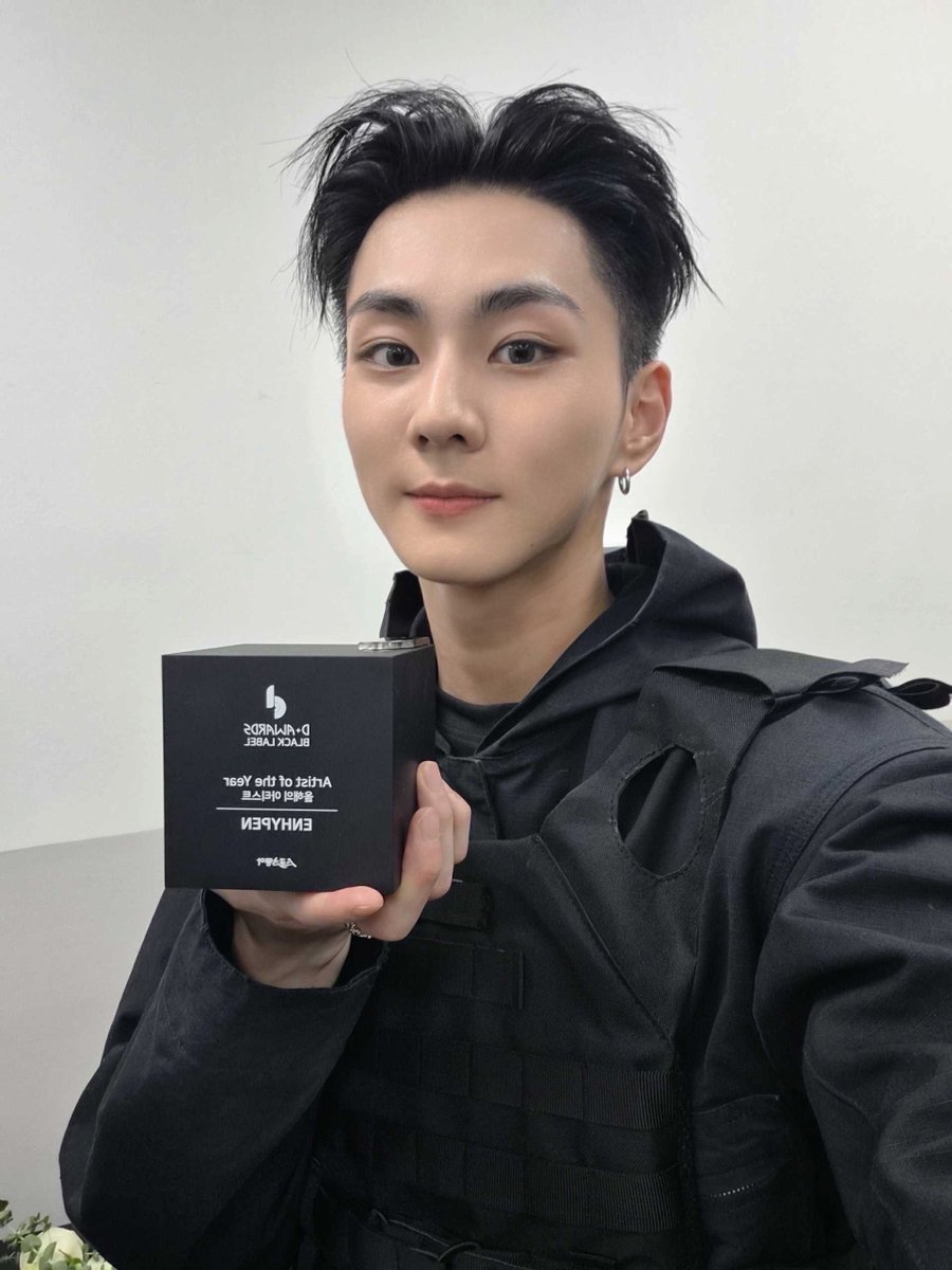 [WEVERSE 🌟- 260211]

#JUNGWON: Recibimos el gran premio de Artista del Año.

Puedo decir con confianza que trabajamos muy duro en 2025, así que recibir un gran premio me hace muy feliz, jeje.

ENHYPEN todavía todos estamos jovenes. 

Creemos que podemos volvernos aún más