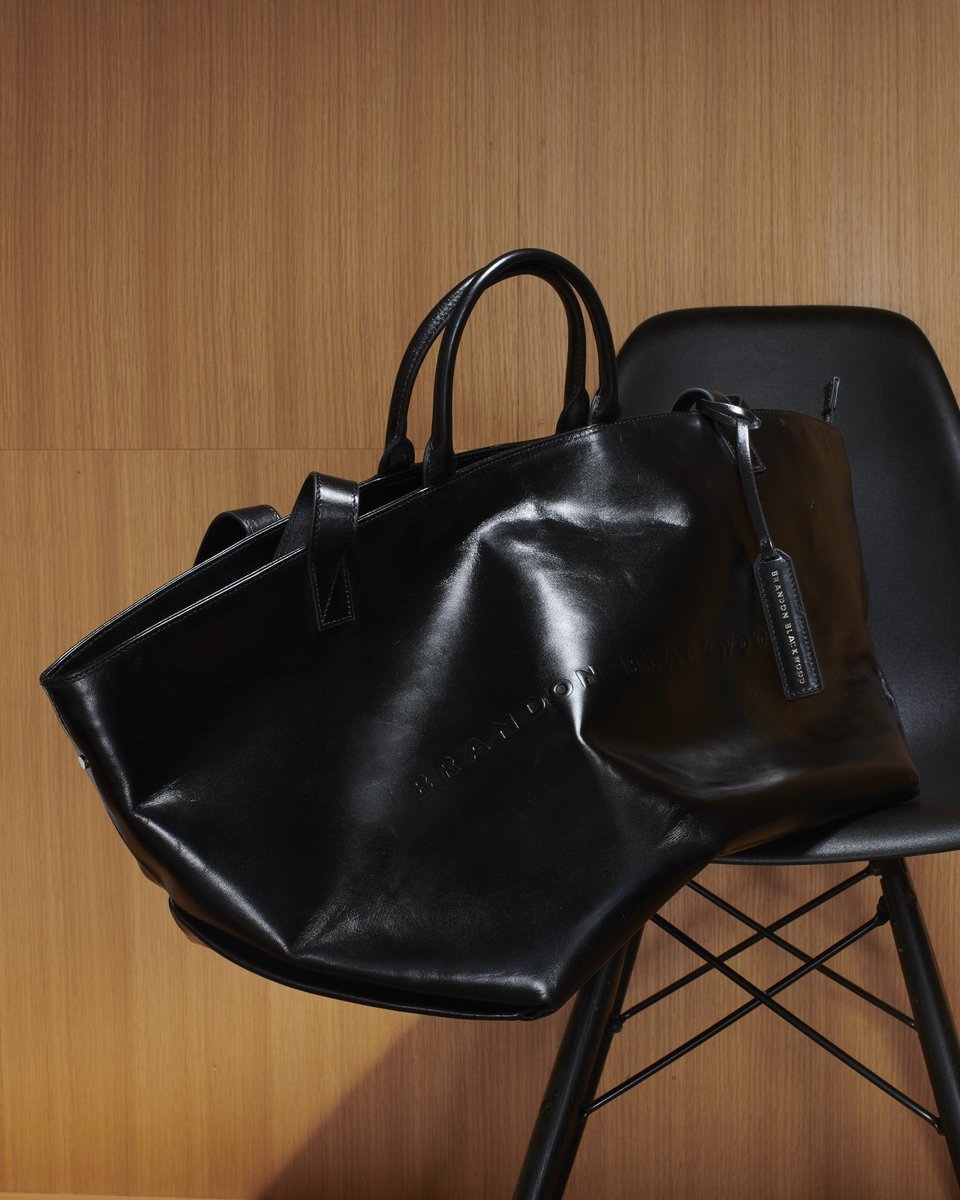 Bella863667's tweet photo. Sleek and stylish 🖤✨, this black designer bag adds a touch of sophistication to any outfit. Perfect for everyday elegance or a special occasion 🌟. A must-have accessory that speaks volumes of your refined taste 🎒💫. Always elevate your look with timeless pieces! https://t.co/3vImmpZkS1