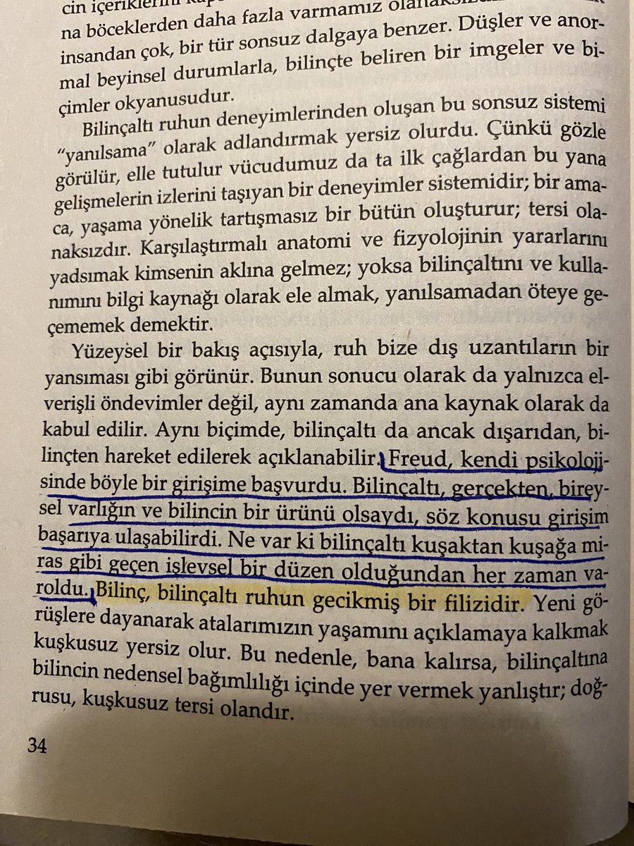 senayddogan's tweet photo. jung’u anlamaya çalışmak için çıktığım bir yolda, başlangıç için pek de uygun olmayan İnsan Ruhuna Yöneliş kitabını aylardır yanımda gezdiriyorum. anlamayışımı bazen kafamın doluluğuna, bazen gürültüye verdim; ama jung okumak öyle kolay değilmiş… hadi o çembere girdiğini düşündün, o an o çemberde kalmanın da bir bedeli varmış. komplekslerin ve gölge yönlerin, özgürlüğe çıkacak o yolda çarpışman gereken şeylermiş.
mümkün olsa her sayfasını herkese okutmak isterim. bu mümkün değilse de şu iki anlatıyı aktarmam mümkün: ilki, bilinçaltımızı bilince dönüştürene kadar onun hayatımızı yönlendireceği ve buna “kader” diyeceğimiz. ikincisi ise, diğer kişide var olduğunu düşündüğümüz her şeyin aslında bizim içimizde olduğu; o kişilerin birer yansıma olduğu.