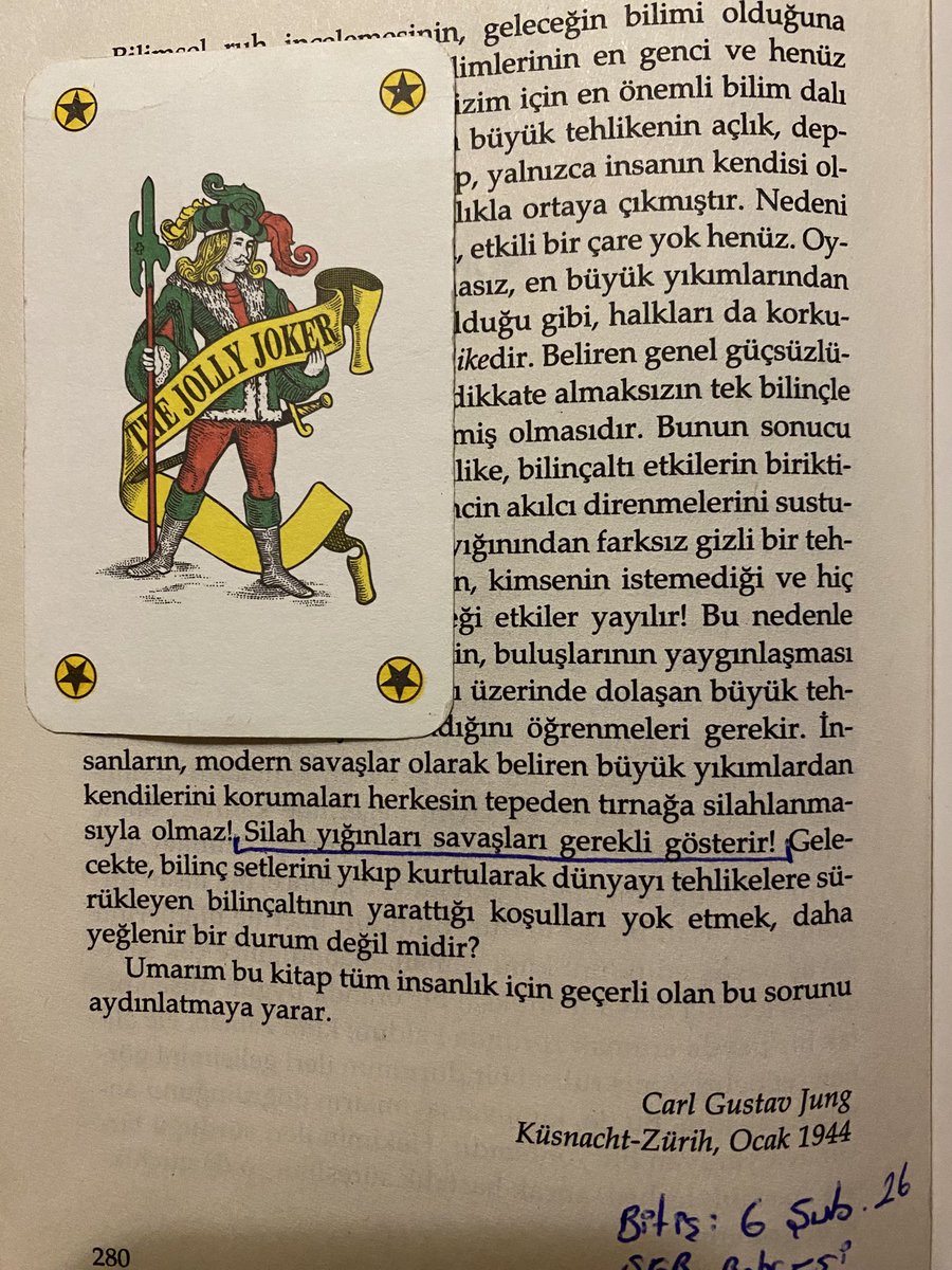 senayddogan's tweet photo. jung’u anlamaya çalışmak için çıktığım bir yolda, başlangıç için pek de uygun olmayan İnsan Ruhuna Yöneliş kitabını aylardır yanımda gezdiriyorum. anlamayışımı bazen kafamın doluluğuna, bazen gürültüye verdim; ama jung okumak öyle kolay değilmiş… hadi o çembere girdiğini düşündün, o an o çemberde kalmanın da bir bedeli varmış. komplekslerin ve gölge yönlerin, özgürlüğe çıkacak o yolda çarpışman gereken şeylermiş.
mümkün olsa her sayfasını herkese okutmak isterim. bu mümkün değilse de şu iki anlatıyı aktarmam mümkün: ilki, bilinçaltımızı bilince dönüştürene kadar onun hayatımızı yönlendireceği ve buna “kader” diyeceğimiz. ikincisi ise, diğer kişide var olduğunu düşündüğümüz her şeyin aslında bizim içimizde olduğu; o kişilerin birer yansıma olduğu.
