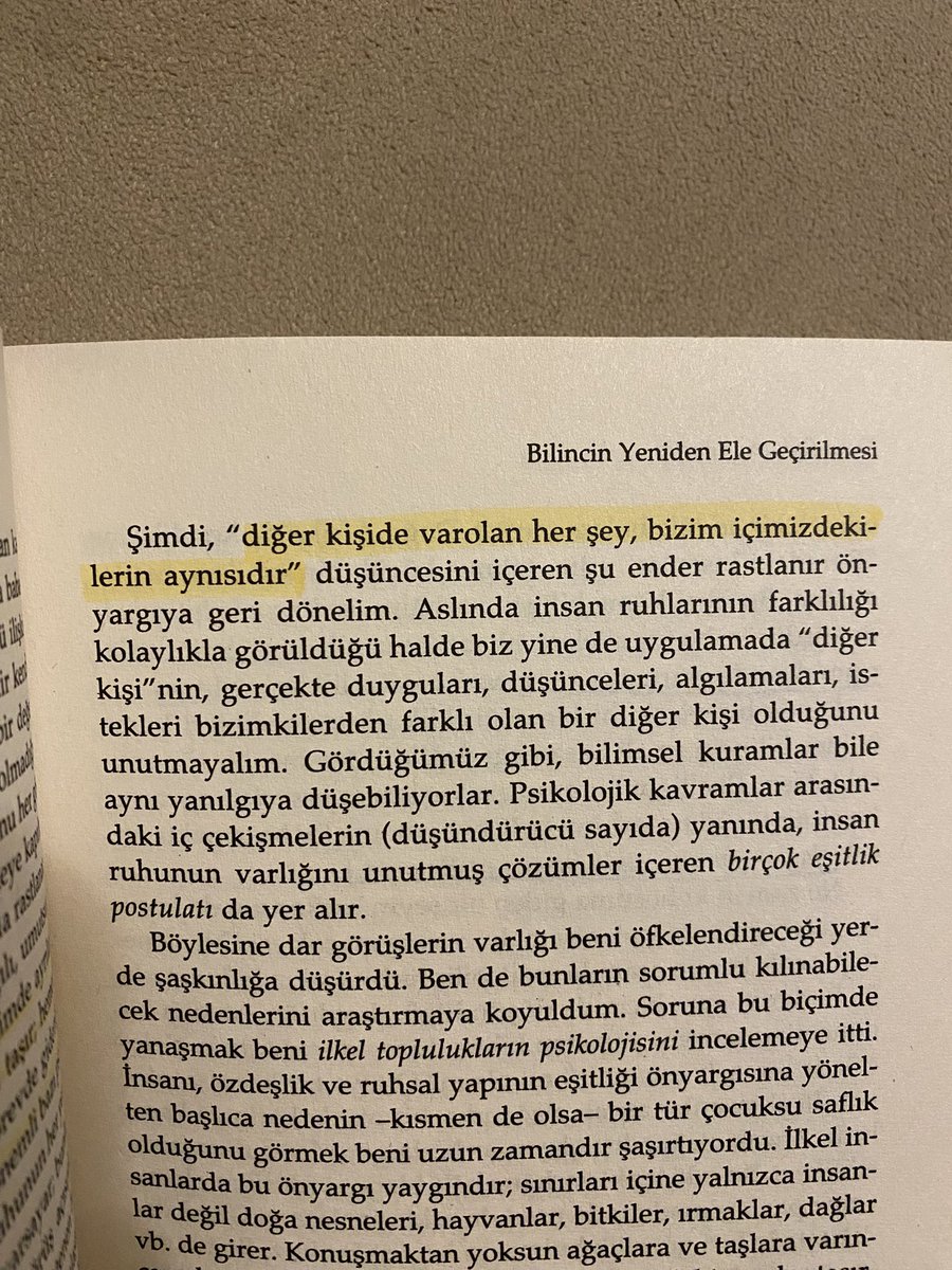 senayddogan's tweet photo. jung’u anlamaya çalışmak için çıktığım bir yolda, başlangıç için pek de uygun olmayan İnsan Ruhuna Yöneliş kitabını aylardır yanımda gezdiriyorum. anlamayışımı bazen kafamın doluluğuna, bazen gürültüye verdim; ama jung okumak öyle kolay değilmiş… hadi o çembere girdiğini düşündün, o an o çemberde kalmanın da bir bedeli varmış. komplekslerin ve gölge yönlerin, özgürlüğe çıkacak o yolda çarpışman gereken şeylermiş.
mümkün olsa her sayfasını herkese okutmak isterim. bu mümkün değilse de şu iki anlatıyı aktarmam mümkün: ilki, bilinçaltımızı bilince dönüştürene kadar onun hayatımızı yönlendireceği ve buna “kader” diyeceğimiz. ikincisi ise, diğer kişide var olduğunu düşündüğümüz her şeyin aslında bizim içimizde olduğu; o kişilerin birer yansıma olduğu.