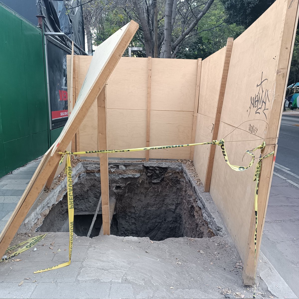 dmunozk's tweet photo. @BJAlcaldia @ClaraBrugadaM Ya lleva un chingo de tiempo esto, por su madrecita santa, qué les hace falta para chambear???!!! Es al lado del mambo café, casi para llegar a Pedro Romero de Terreros sobre insurgentes Sur. https://t.co/5XVKHjvEGR
