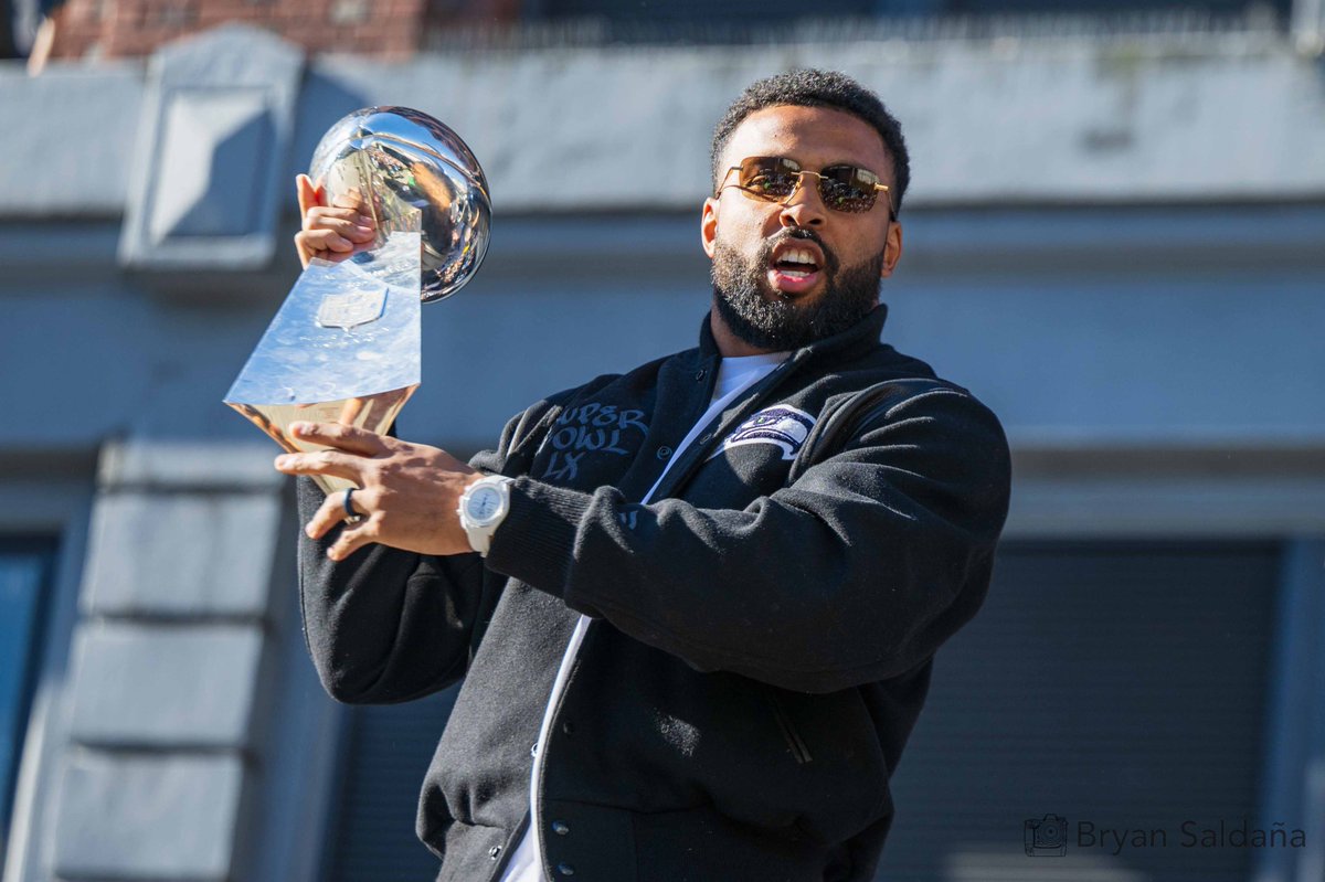 Bryans206's tweet photo. Scenes from the Seahawks Super Bowl LX World Champions Parade in Seattle. #Seahawks #GoHawks #12s #Seattle https://t.co/m5WbvnjWI6