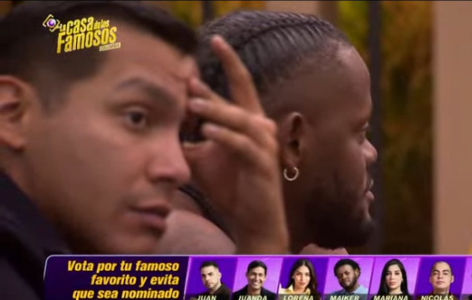 cokefenty's tweet photo. Juanda no lo soporta y el pug mirando a Nicolás por aprobación.. tebi sal de ahí #LaCasaDeLosFamososCol3 #LaCasaDeLosFamososCol https://t.co/r2zFyS3EEl