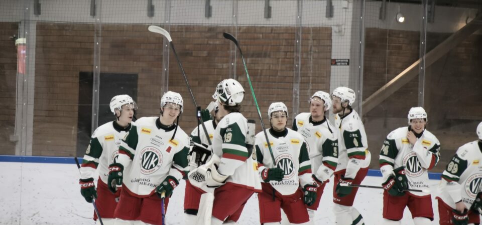 📝 | Med ett inskjutet mål i varje period och en hållen nolla så vann Väsby borta mot Norrtälje med 3-0. Läs mer om den starka insatsen i den så viktiga matchen, här nedan. 👇🏻
hockeyettan.se/vasby-ik/nyhet…
📸 | Jörgen Nilsson
#Väsby #VildaVäsby #Hockeyettan