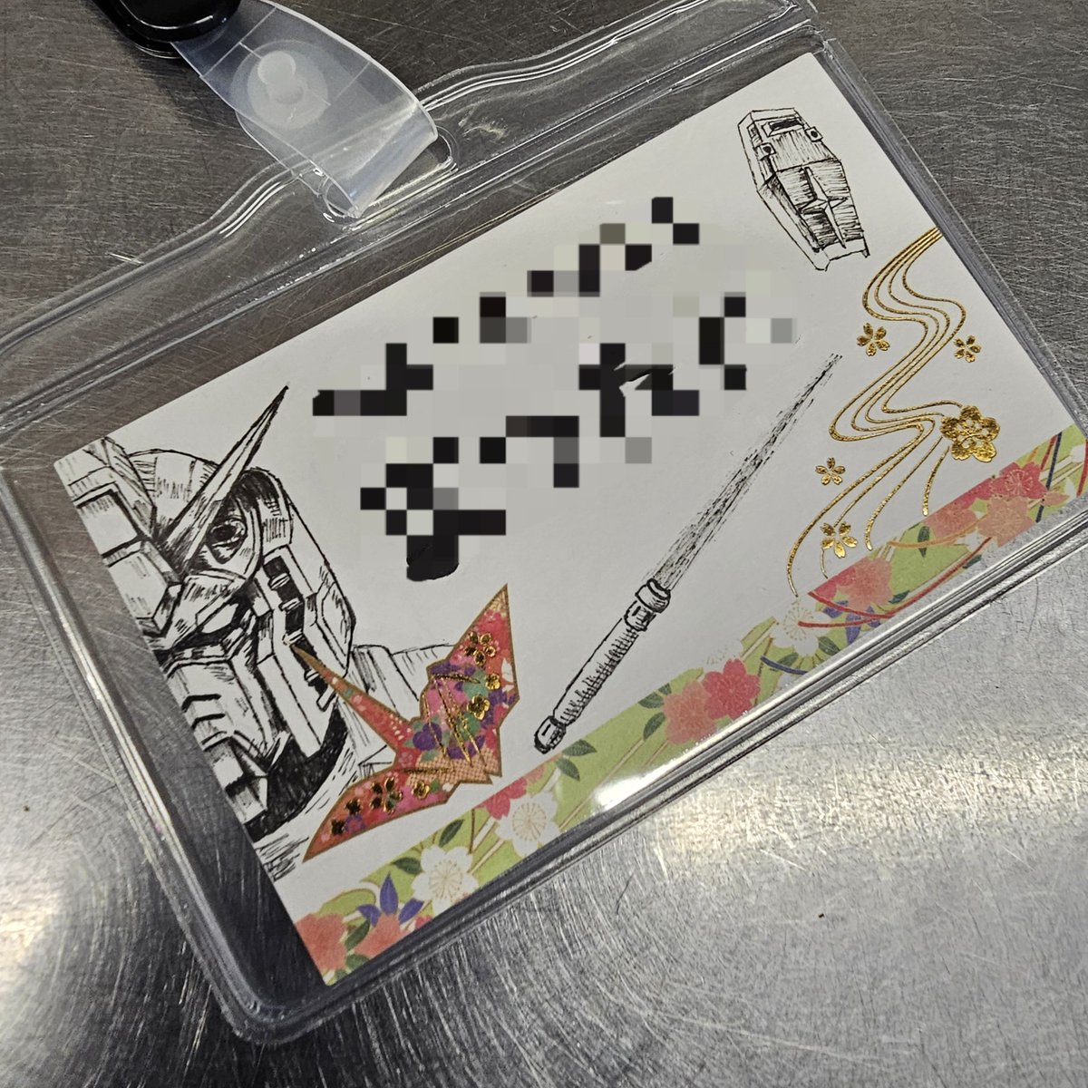 職場で付けてる名札が新しくなるってことでアルバイトの女子高生がみんなの名札描いてくれてるんやけどみんなの好きなものとか色々聞いて一人一人違うの描いてくれて。

僕にはガンダム描いてくれたんやけど女子高生ガンダム知らんのに初めて描きましたってこのクオリティ。凄すぎやないか。嬉しすぎ。